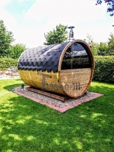 Fass-Sauna mit halbem Panoramafenster in der Rückwand