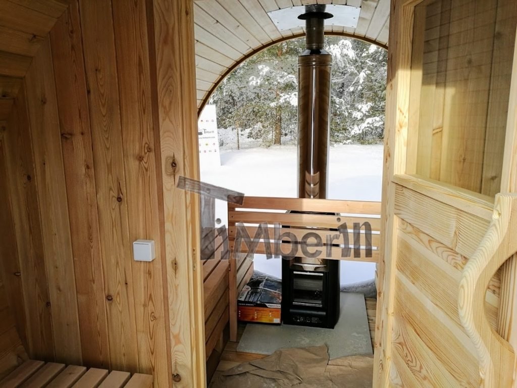 Sauna mit vollem Panoramafenster im Winter
